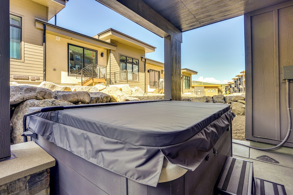 Hideout Haven: Luxe Retreat w/ Lake View & Hot Tub