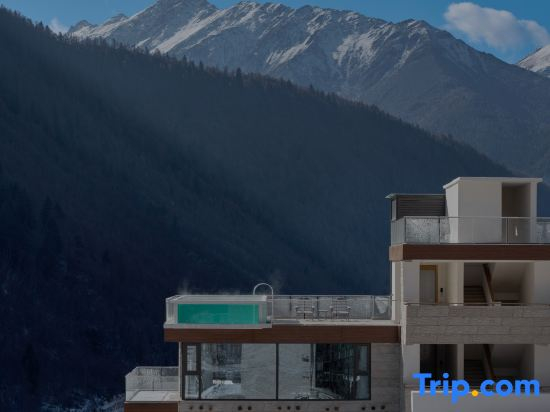 Siguniang Mountain Yangwangxingkong Snow Mountain Hotel[The best spot to view snow-capped mountains]
