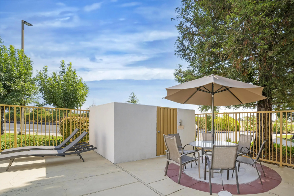 Best Western Plus Twin View Inn & Suites