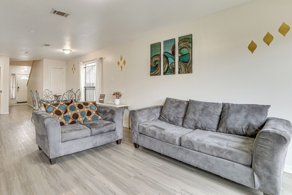 Ideal Location 4 Mi to Med Center! Houston Duplex