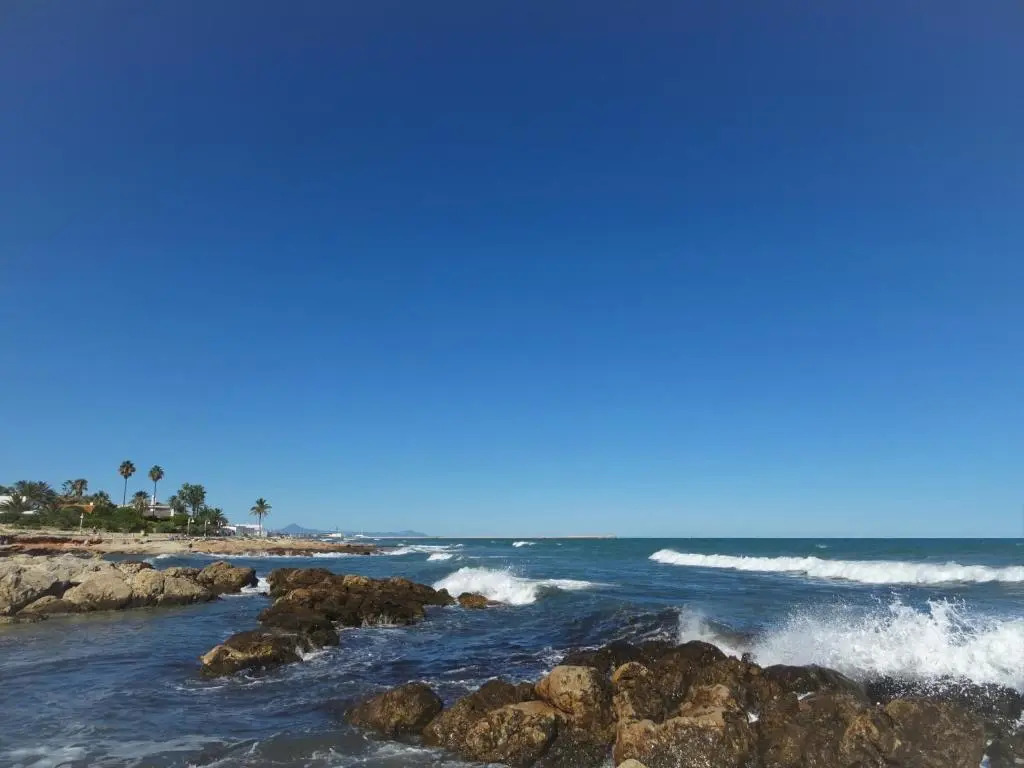 Villa with private pool and tennis court 150 metres from the sea-Villa el Olivo