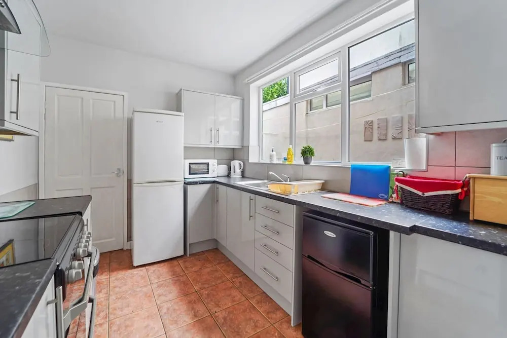 4 Bed Homely Retreat - Wolverhampton