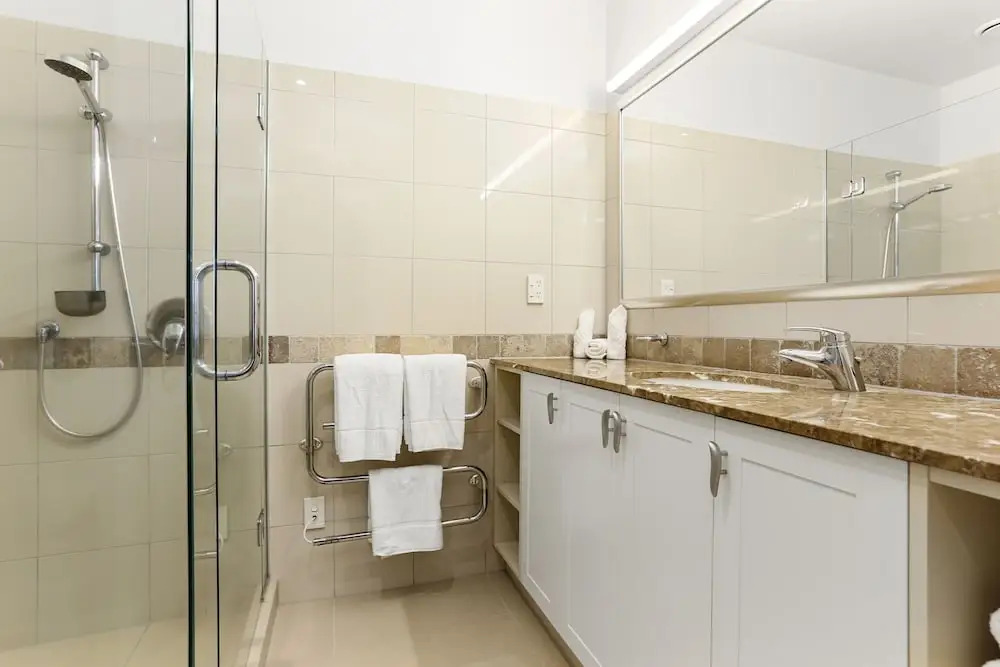 Light and spacious w incredible harbour views