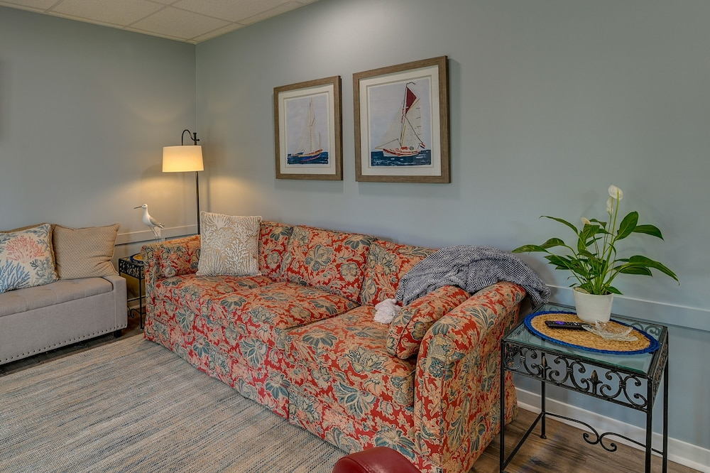 Below Deck Beach House: Walk to the Ocean