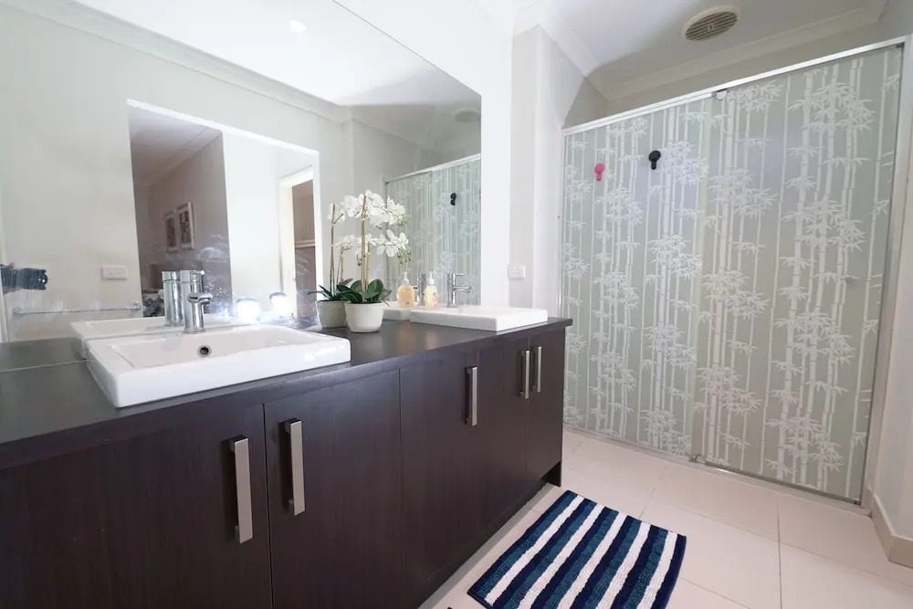 Designer Decor Home with 8Beds at Williams Landing