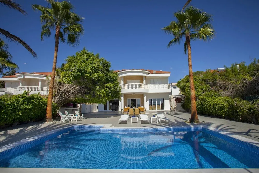 Sunset Beachfront Villa Meneou