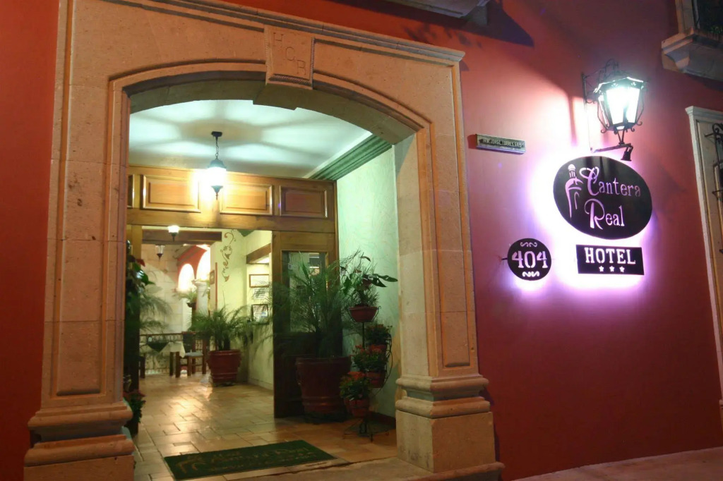 Hotel Cantera Real