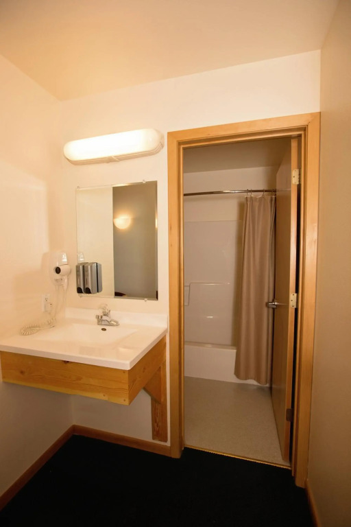 Ninepipes Lodge