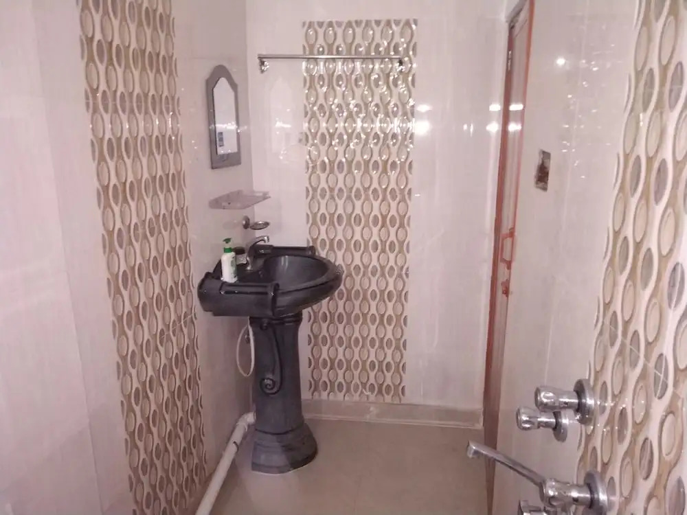 Royal Guest House & Service Apartment