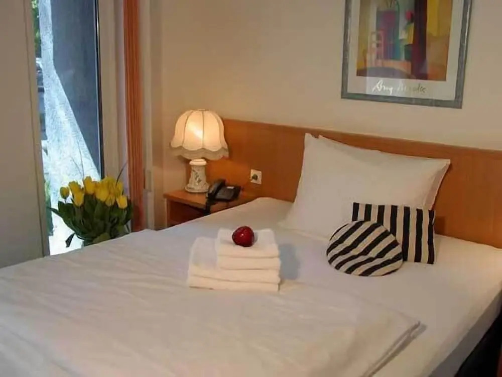 Hotel Am Schlosspark , Wiesbaden
