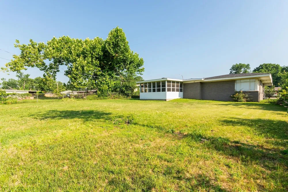 Uptown Serenity Quiet Neighborhood 3 Bedroom Home by RedAwning