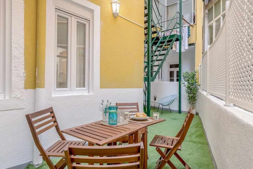 Baixa 3 Bedrooms Apartment with Patio By TimeCooler
