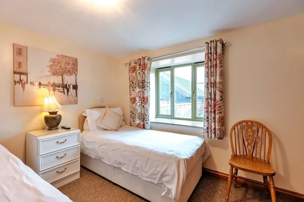 Cottage in Norton With Tennis Court & Patio