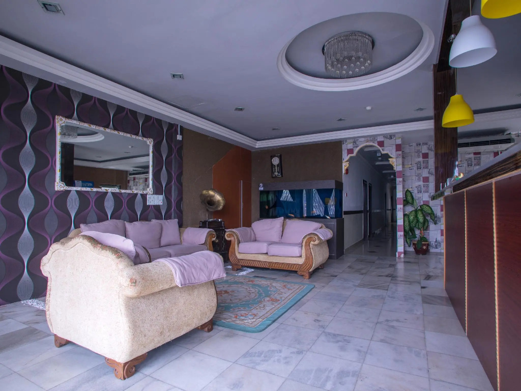 OYO 44010 Royals Star Hotel