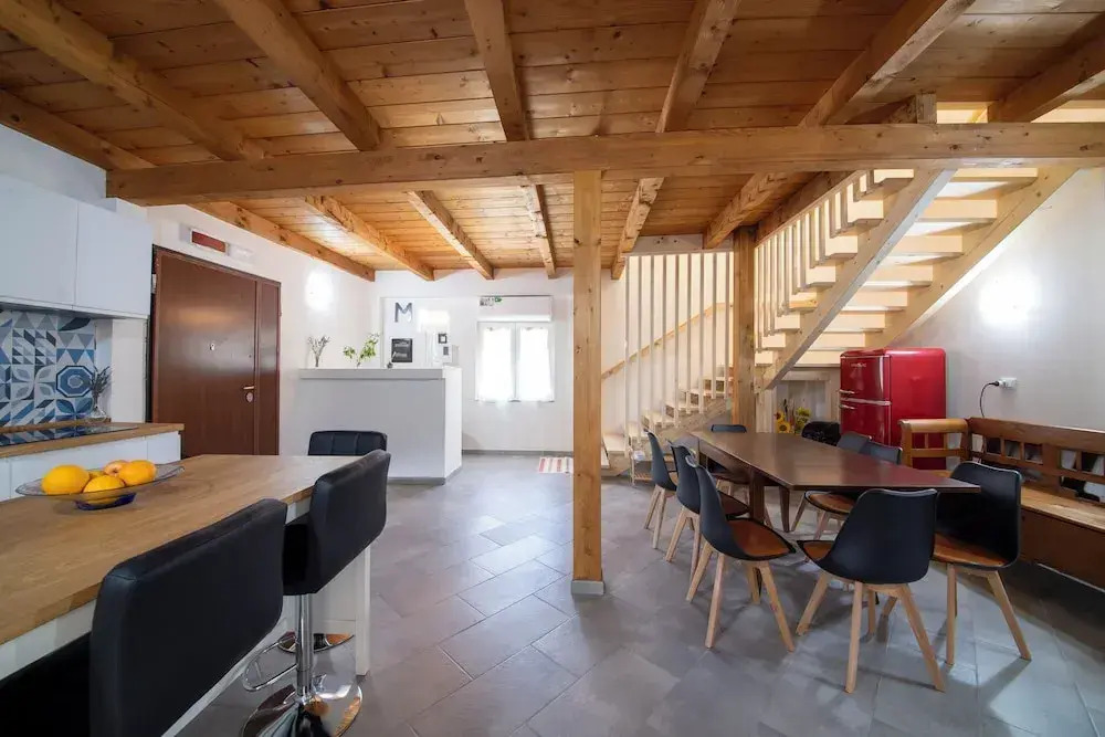 Casale in legno nella natura laziale