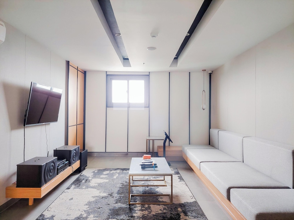 Comfy And Tidy 1Br (No Living Room) At Apartment Bintaro Embarcadero