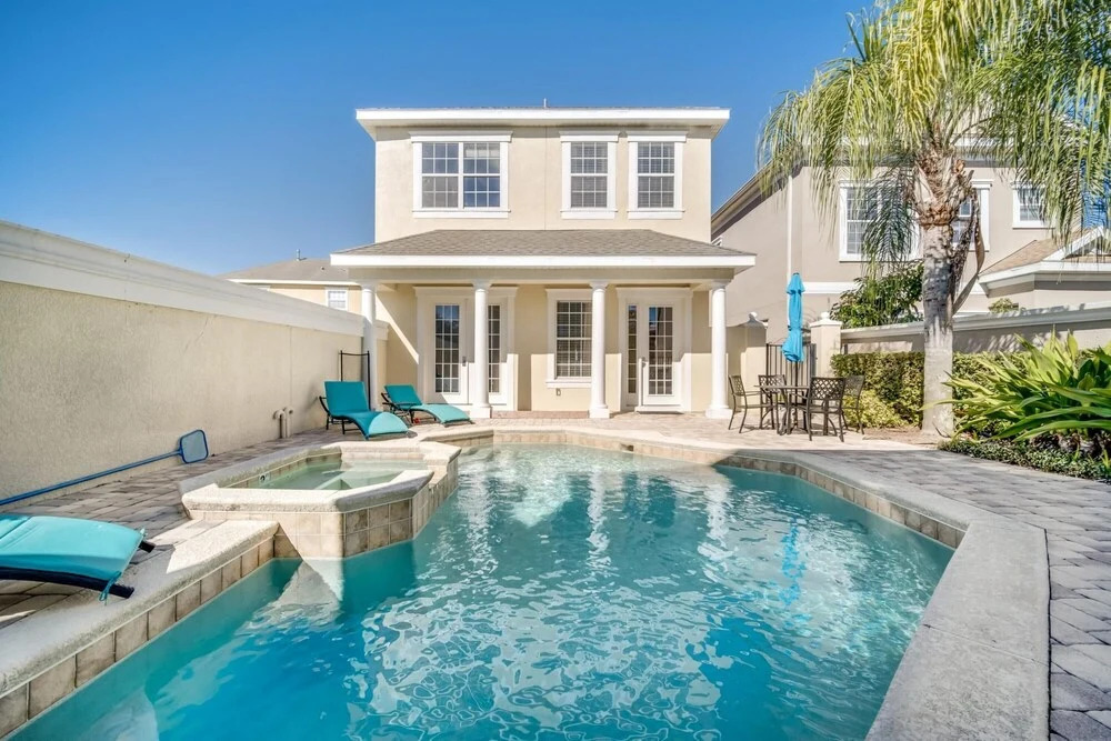 Gorgeous 4BR Home With Hot Tub and Games Room