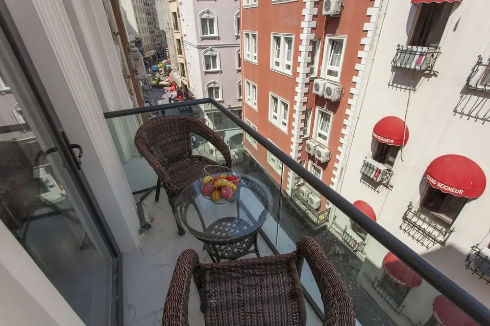 Отель Crowned Hotel