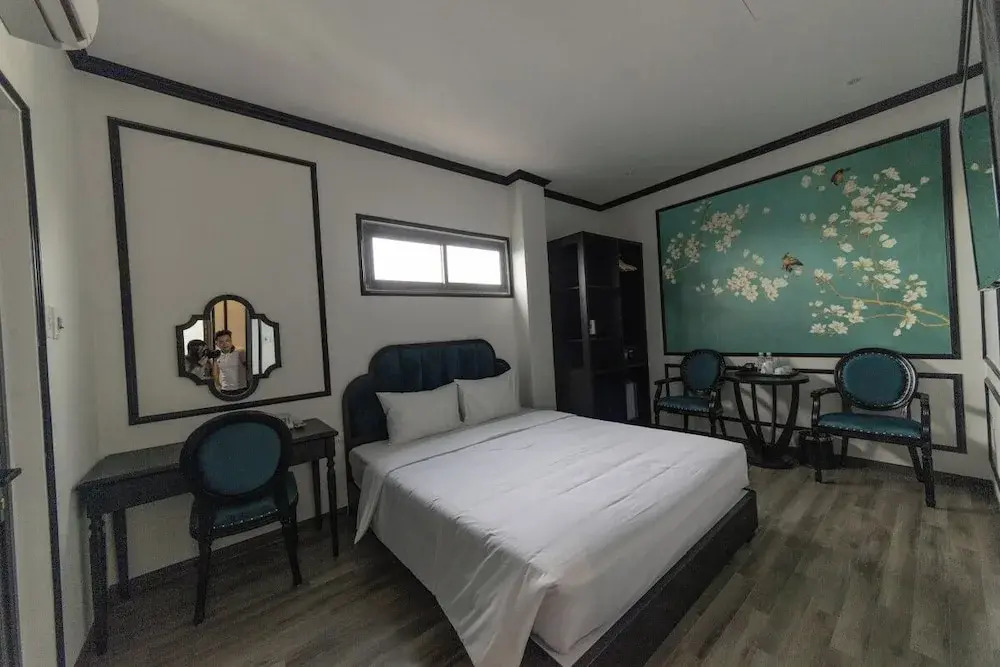 Azen Lakeside Hotel & Travel