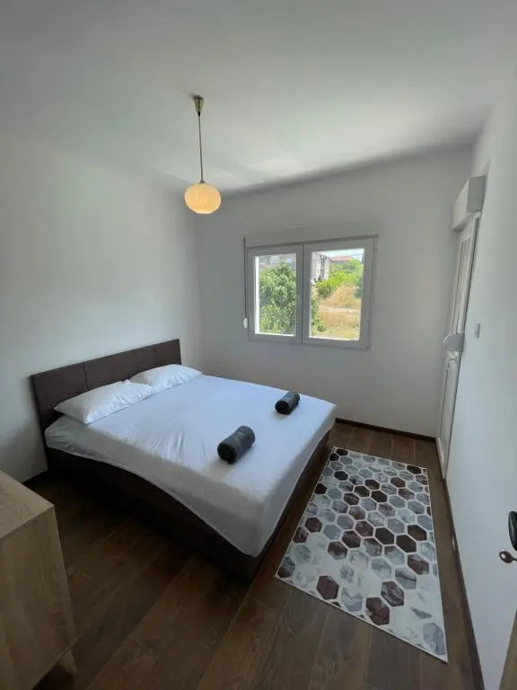 Entire 1-bedroom apartment with free parking