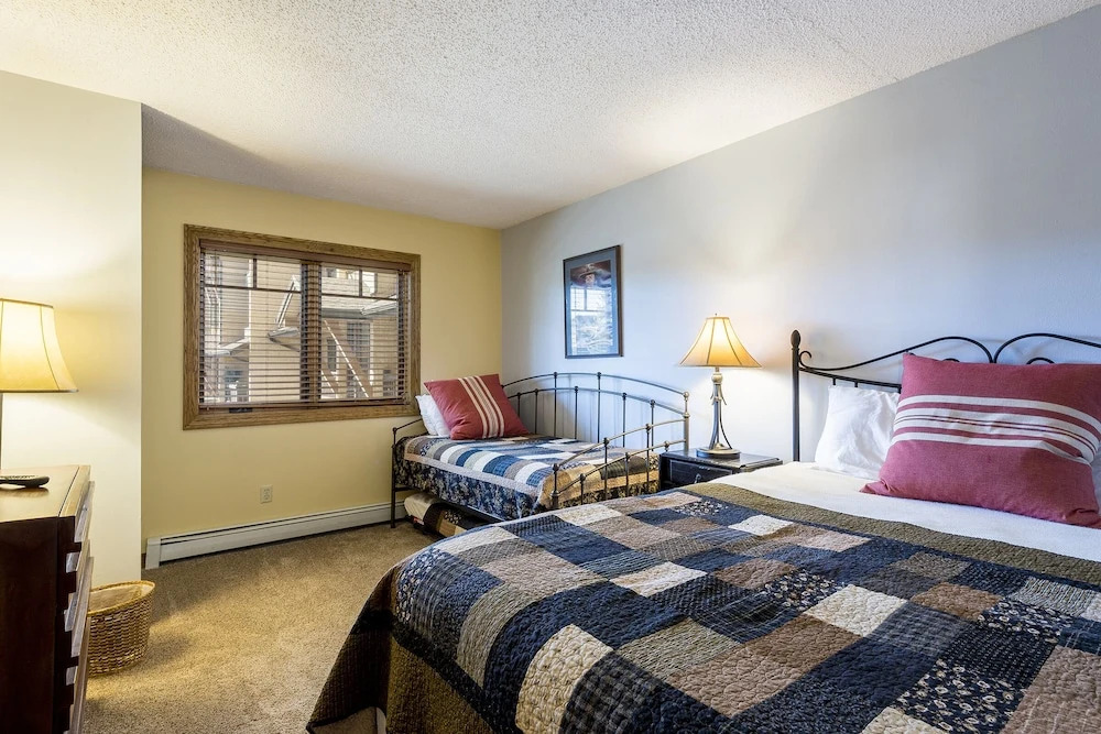 Phoenix 207 2 Bedroom Condo by Redawning