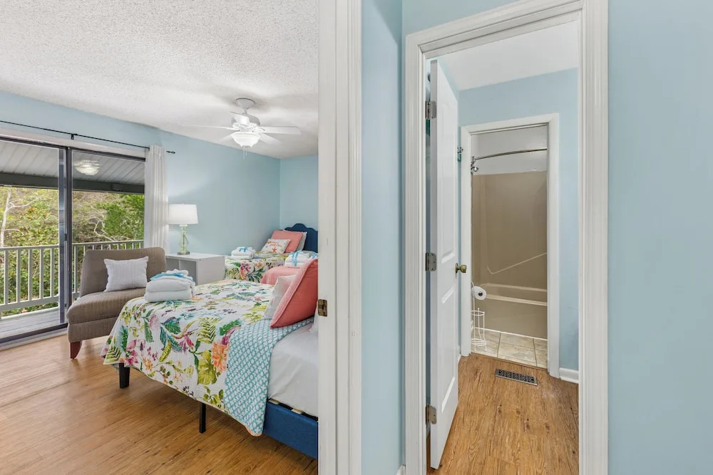 Short Walk to The Beach! Community Pool! Sleeps 8