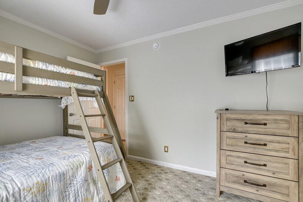 Group-friendly Myrtle Beach House w/ Deck