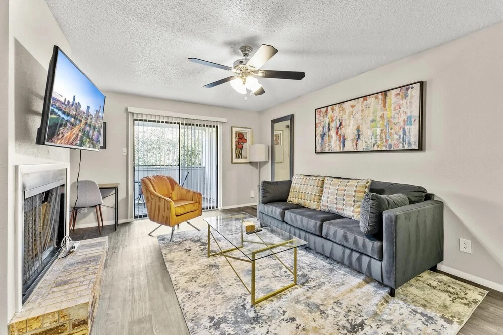 Roomy Sola 1BR King Suite Close to DT w Pool