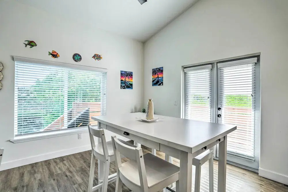 Family-friendly Tampa Home < 3 Mi to Ocean!
