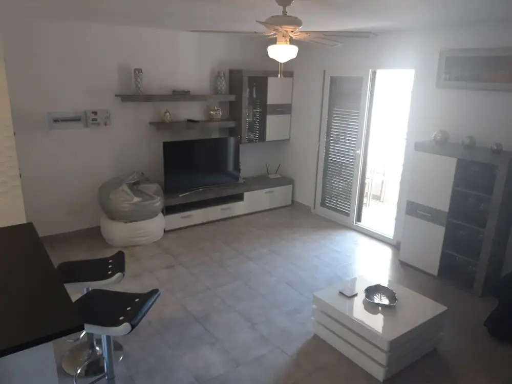 Cr191 second floor apartment