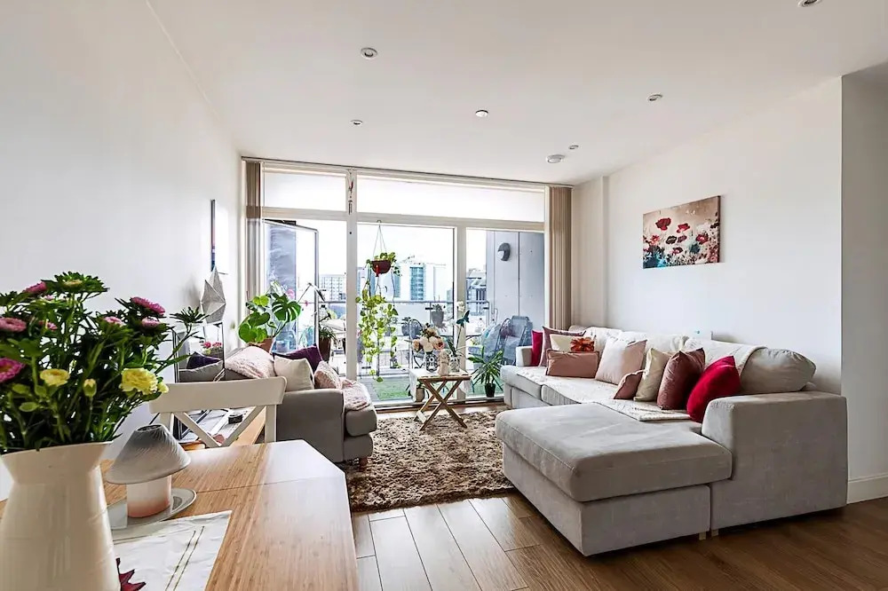 Stylish Canary Wharf Retreat For 2
