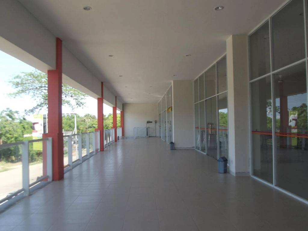 L Bajo Hotel