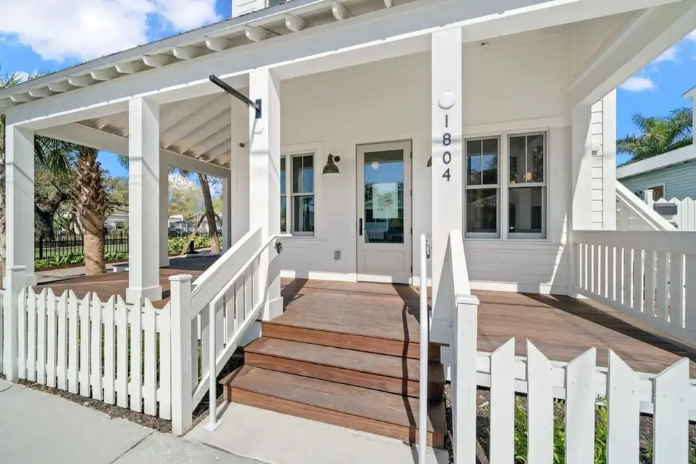Casa Julieta Luxury Ybor-themed Studio