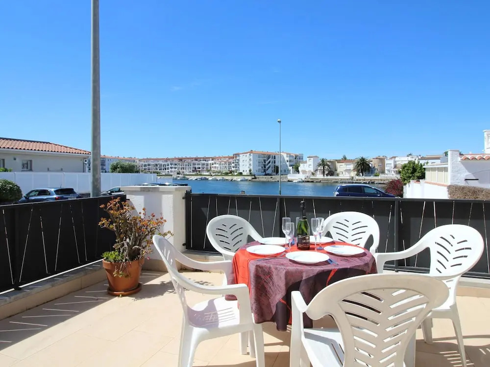 Holiday home in Empuriabrava with a private swimming pool