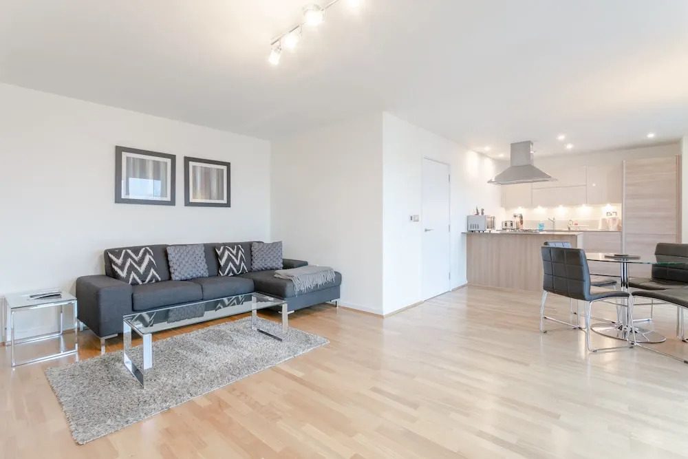 Modern 1 Bedroom Flat in Shadwell With Balcony