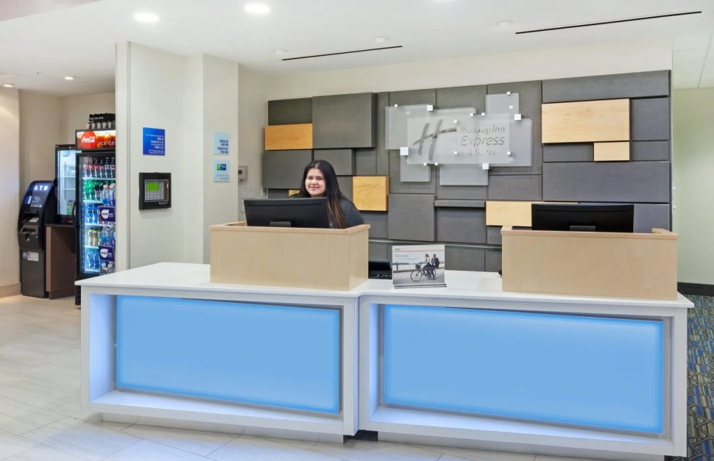 Holiday Inn Express & Suites - Lenexa - Overland Park Area by IHG