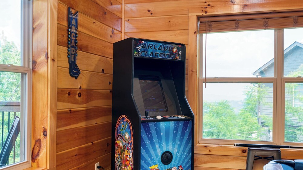 Evergreen Echo by Avantstay Cabin w/ Mountain Views, Theater, Game Room, and Hot Tub