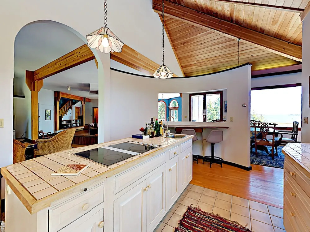 Oceanfront 4br On 10 Acres W/ Decks 4 Bedroom Home