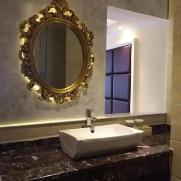 Flange Flower Hotel