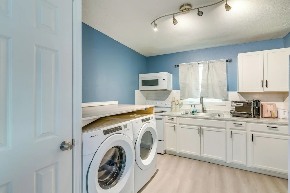 6 Mi to Med Center & NRG Stadium: Houston Home