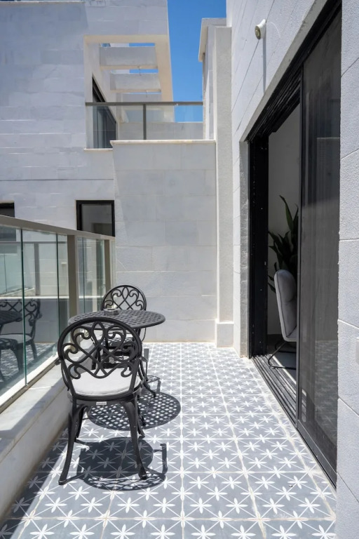 O&O - 2 BR Stylish & Modern Apartment