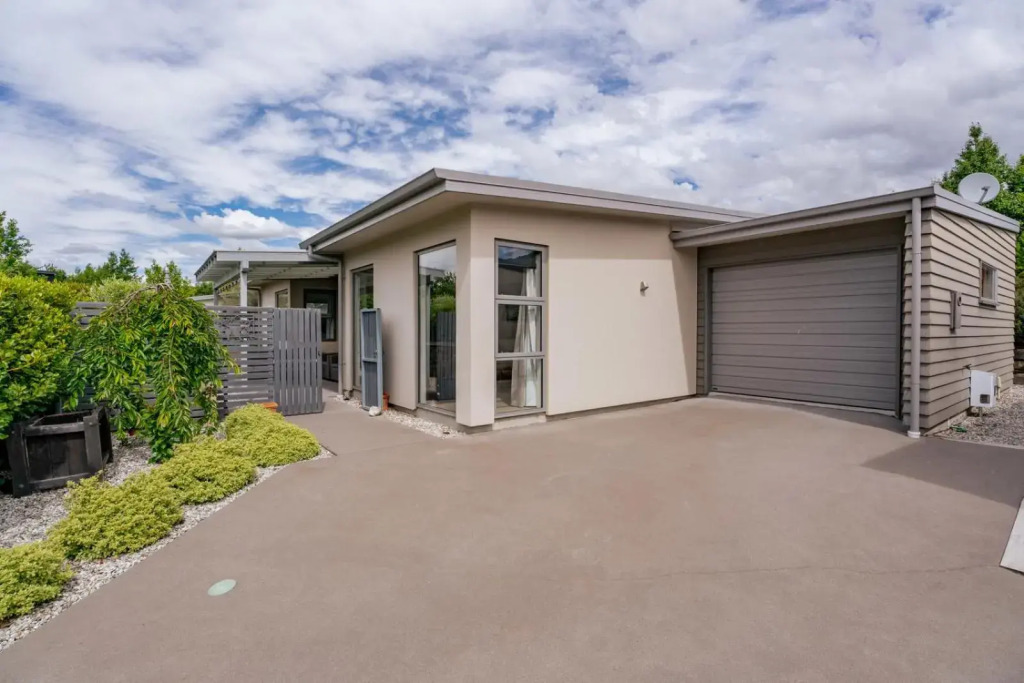 Urban Oasis - Wanaka Holiday Home