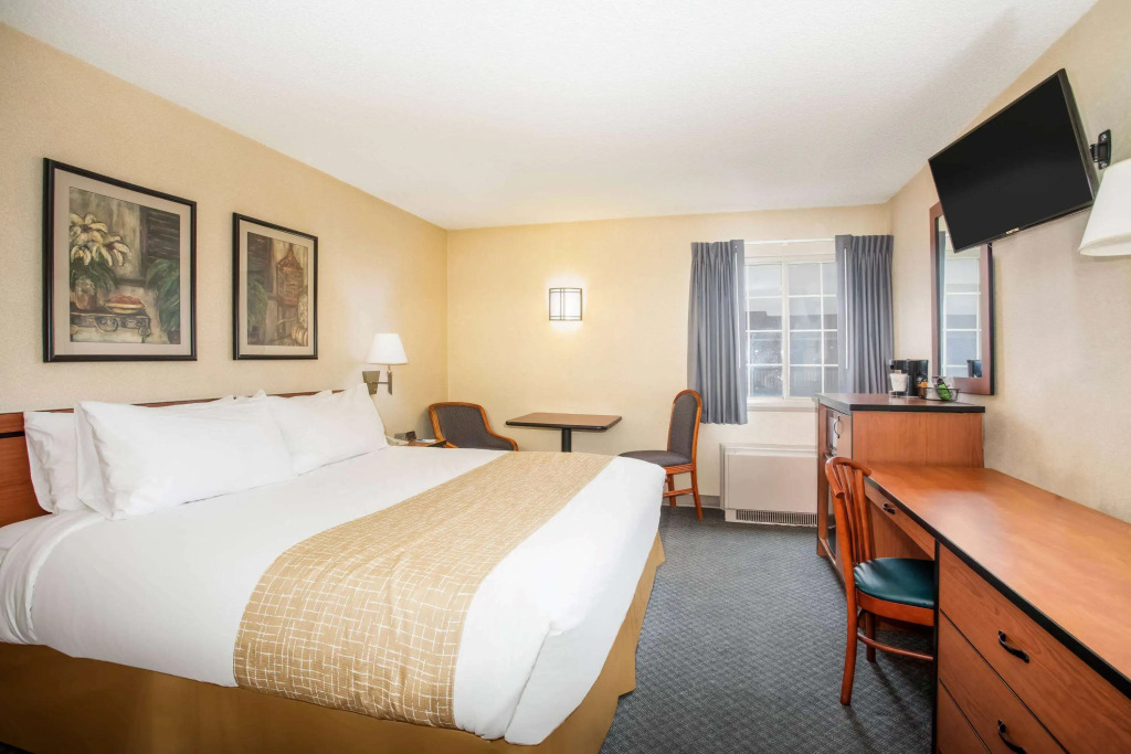 Travelodge by Wyndham Colorado Springs Airport - Peterson SFB