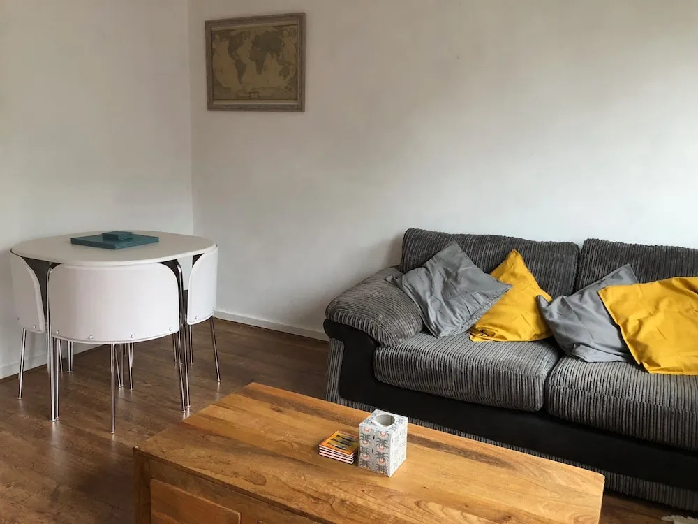 Spacious 1 Bedroom Flat in Hanover