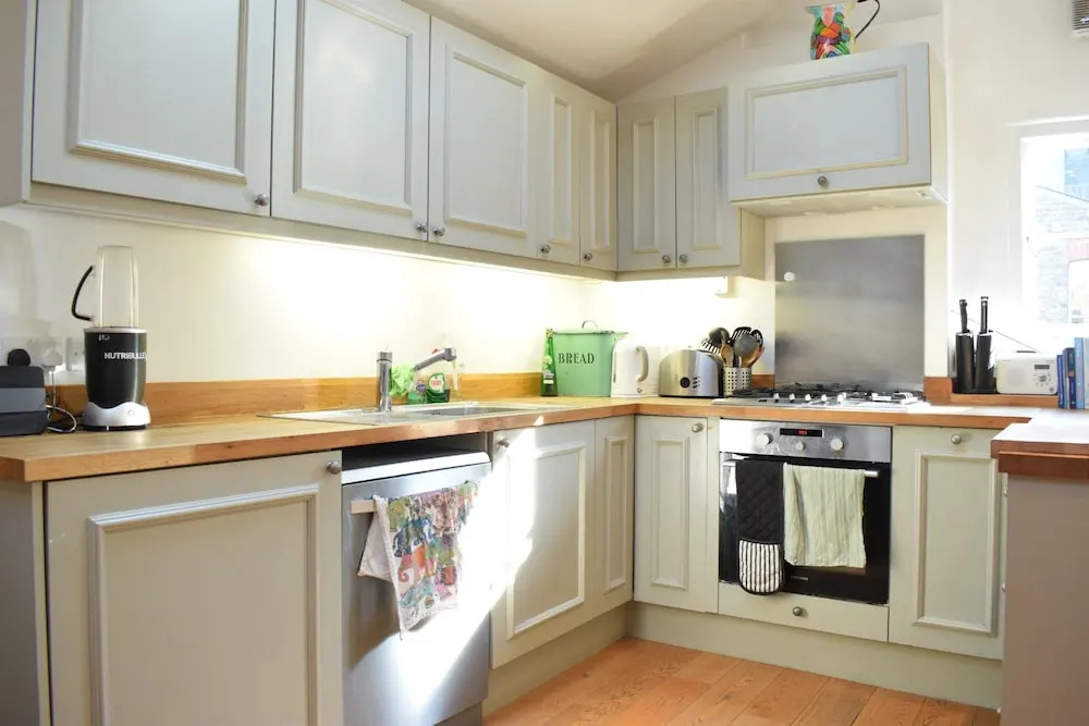 2 Bedroom Apartment With Garden in Shepherds Bush