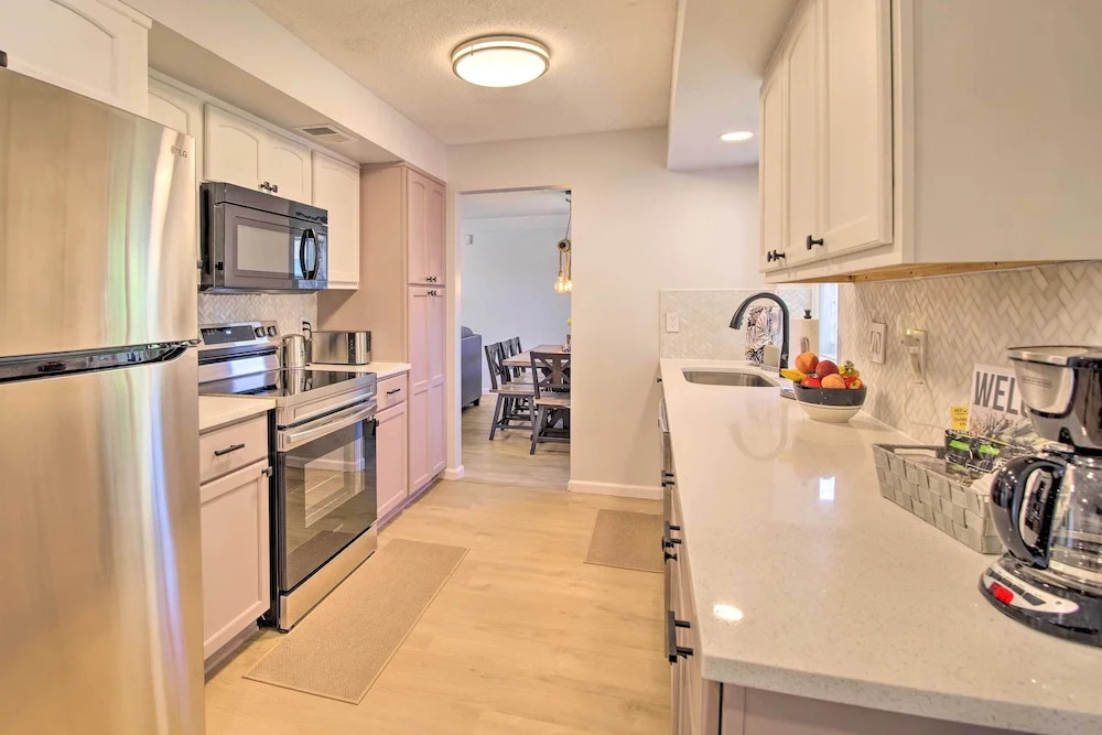 Quiet Satellite Beach Home w/ Lanai, Walk to Beach