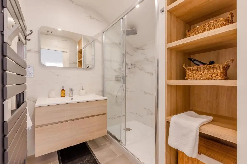 SERRENDY Stylish 2-bedroom apartment 1-minute walk to beaches