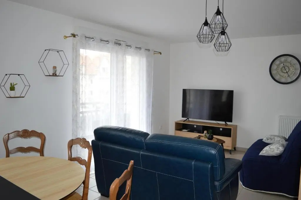 Appartement spacieux avec balcon - à 50m de la plage