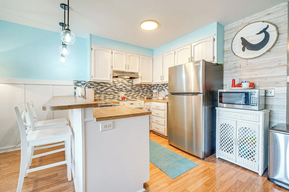 Carolina Beach Condo w/ Balcony: Walk to the Ocean