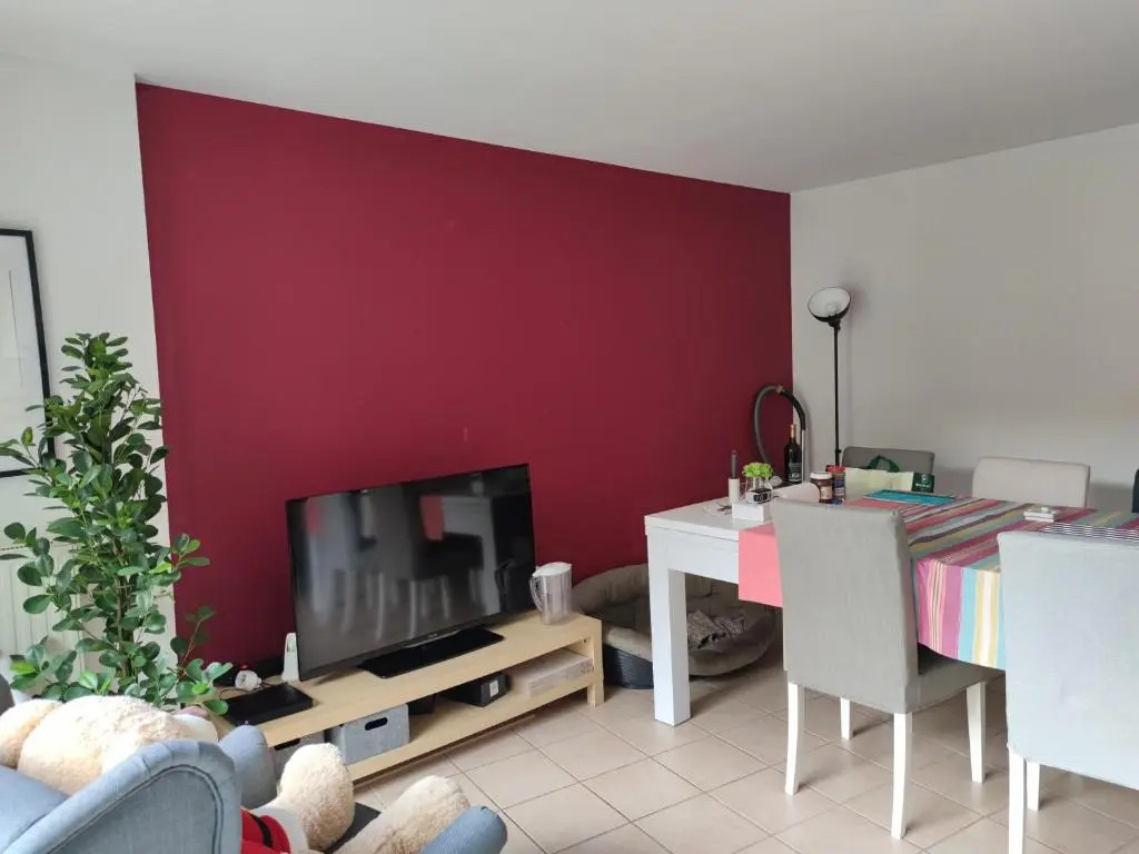 Agréable maison de ville climatisée avec billard, babyfoot, PS4, terrasse privée